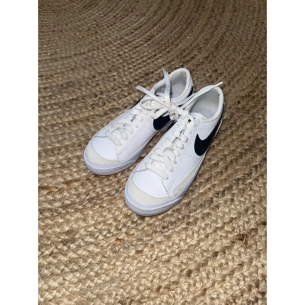 Nike Blazer Low '77 in white and black size youth 4 - Picture 2 of 7
